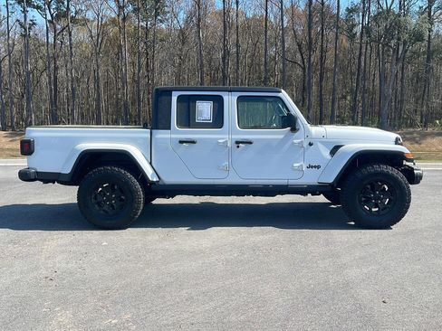 Certified 2021 Jeep Gladiator Willys image 8