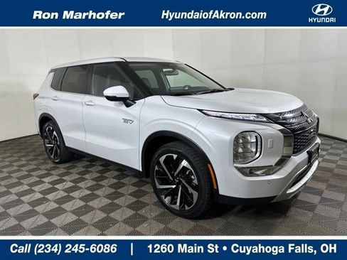 Used 2024 Mitsubishi Outlander SE image 1