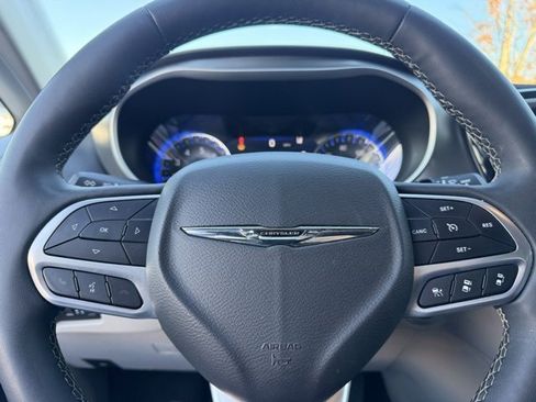 Used 2023 Chrysler Pacifica Touring-L image 21