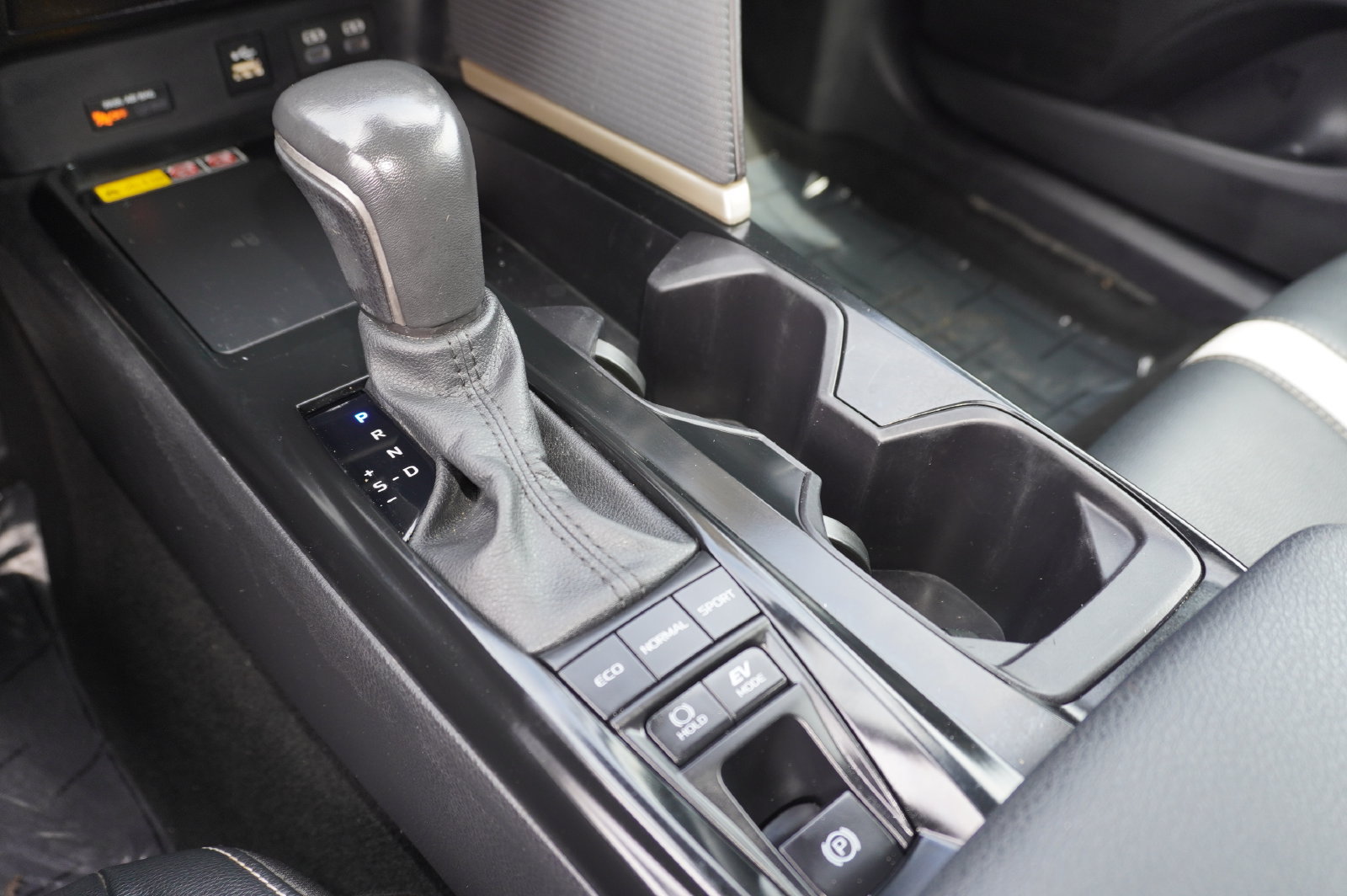 Used 2025 Toyota Camry SE FWD image 17