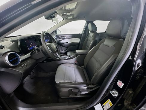 Used 2025 Chevrolet Trax LT w/ LT Convenience Package image 13