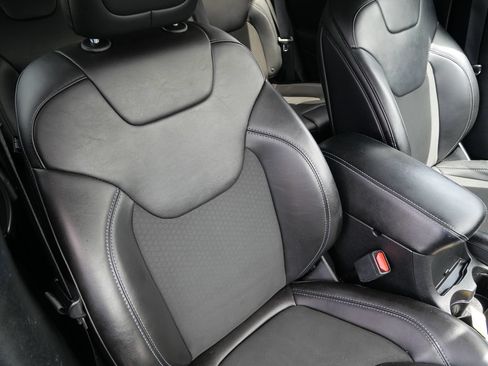 Used 2019 Jeep Cherokee Latitude Plus w/ Cold Weather Group AWD/4WD image 19