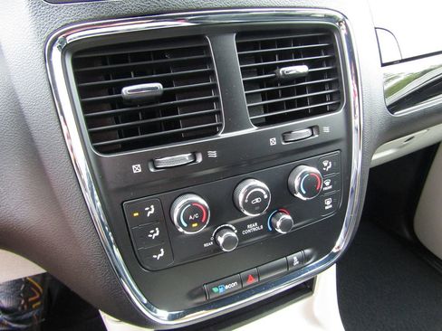 Used 2018 Dodge Grand Caravan SXT w/ Rear Park Assist Package image 16