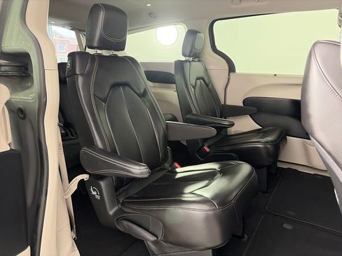 Used 2023 Chrysler Pacifica Touring-L FWD image 27