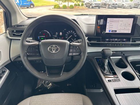 Used 2025 Toyota Sienna LE FWD image 7