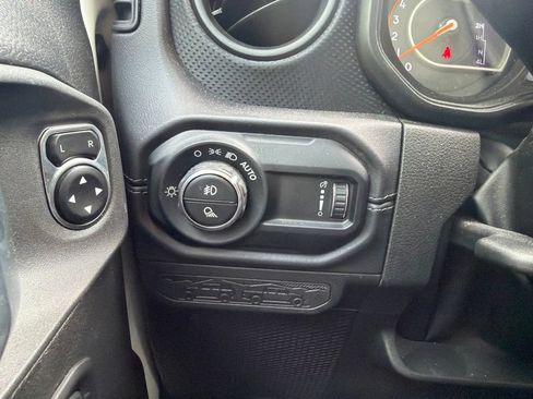 Used 2025 Jeep Gladiator Mojave w/ Convenience Group AWD/4WD image 17