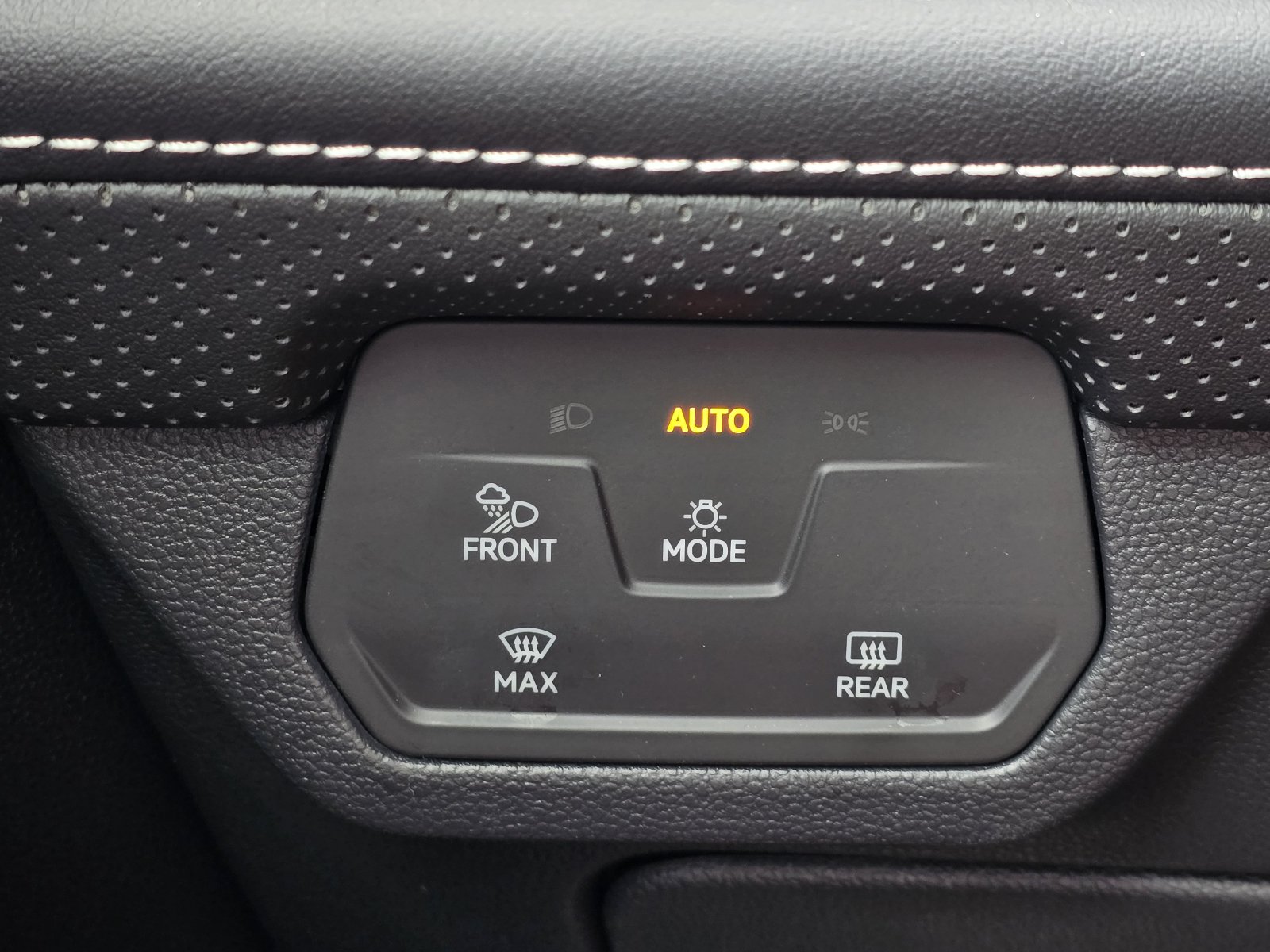 Used 2024 Volkswagen Atlas SE AWD/4WD image 22