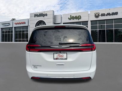 New 2026 Chrysler Pacifica Select