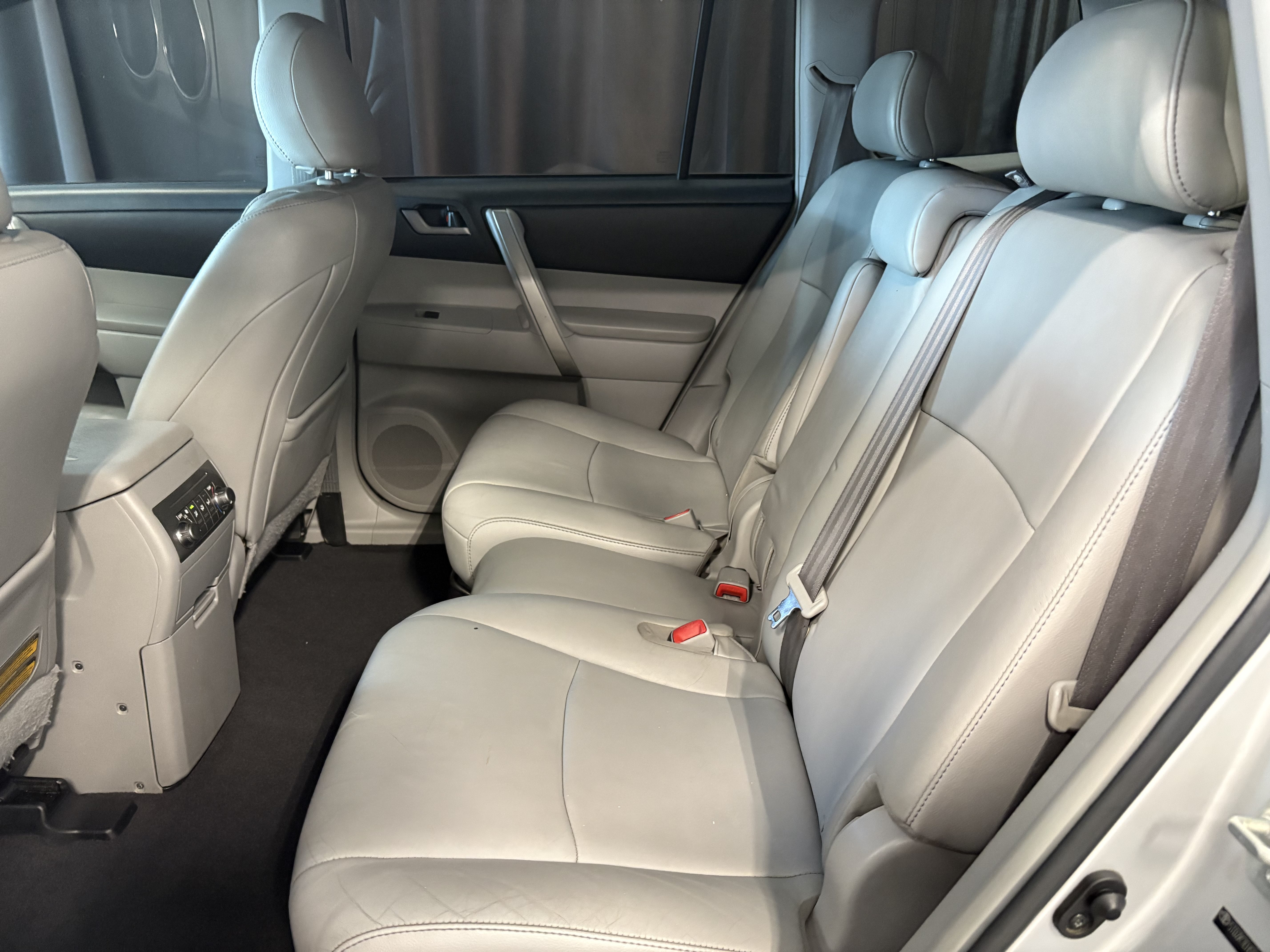 Used 2013 Toyota Highlander SE FWD image 10