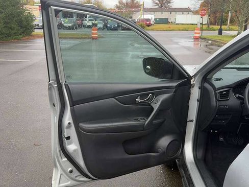 Used 2017 Nissan Rogue S image 25