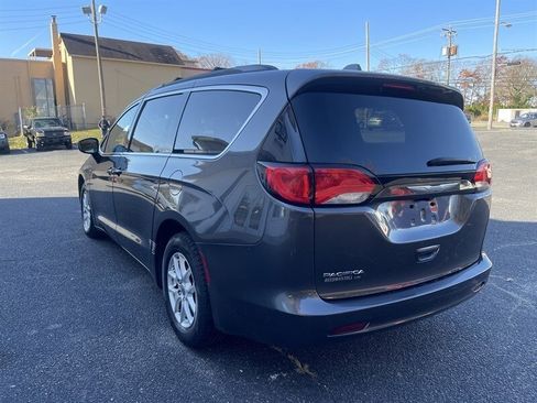 Used 2017 Chrysler Pacifica Touring image 6