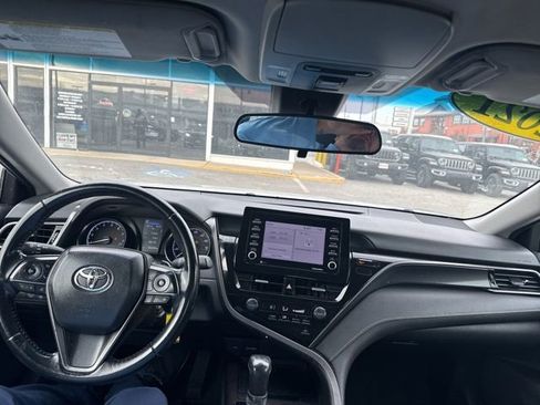 Used 2021 Toyota Camry SE image 3