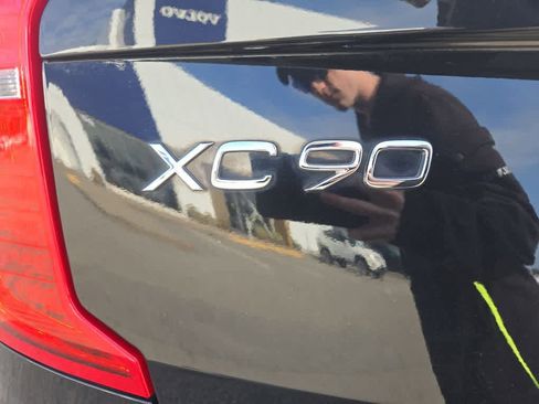 Used 2023 Volvo XC90 B6 Plus image 9