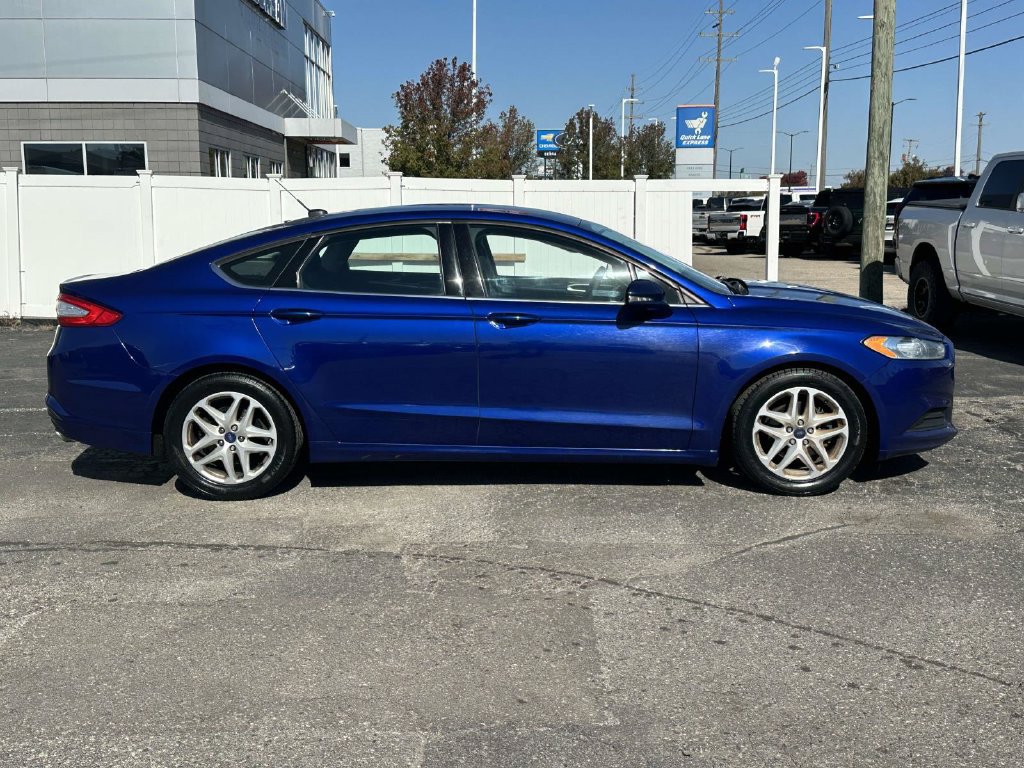 Used 2016 Ford Fusion SE FWD image 2