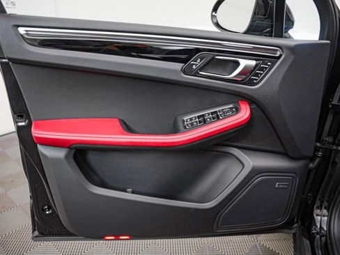 Certified 2025 Porsche Macan image 27