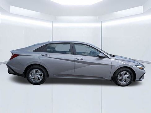 Certified 2026 Hyundai Elantra SE FWD image 3