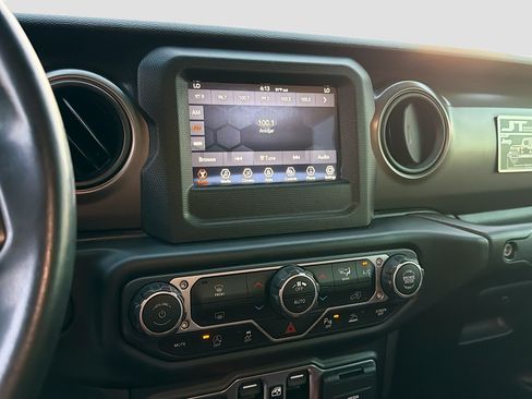 Used 2021 Jeep Gladiator Willys image 25