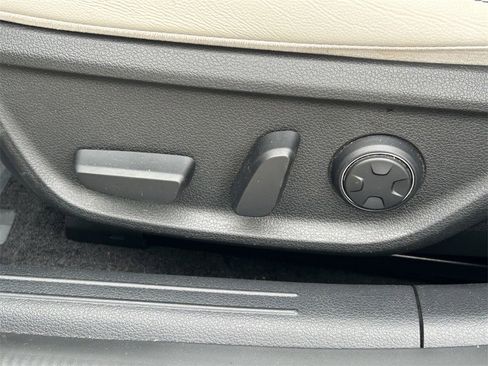 Used 2025 Genesis G70 2.5T image 23