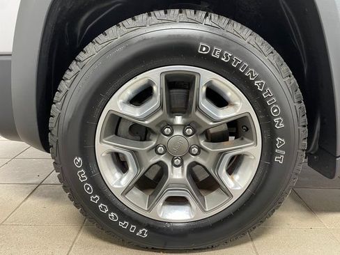 Used 2019 Jeep Cherokee Trailhawk AWD/4WD image 7