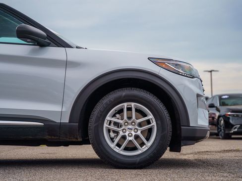 Certified 2025 Ford Explorer Active RWD image 9