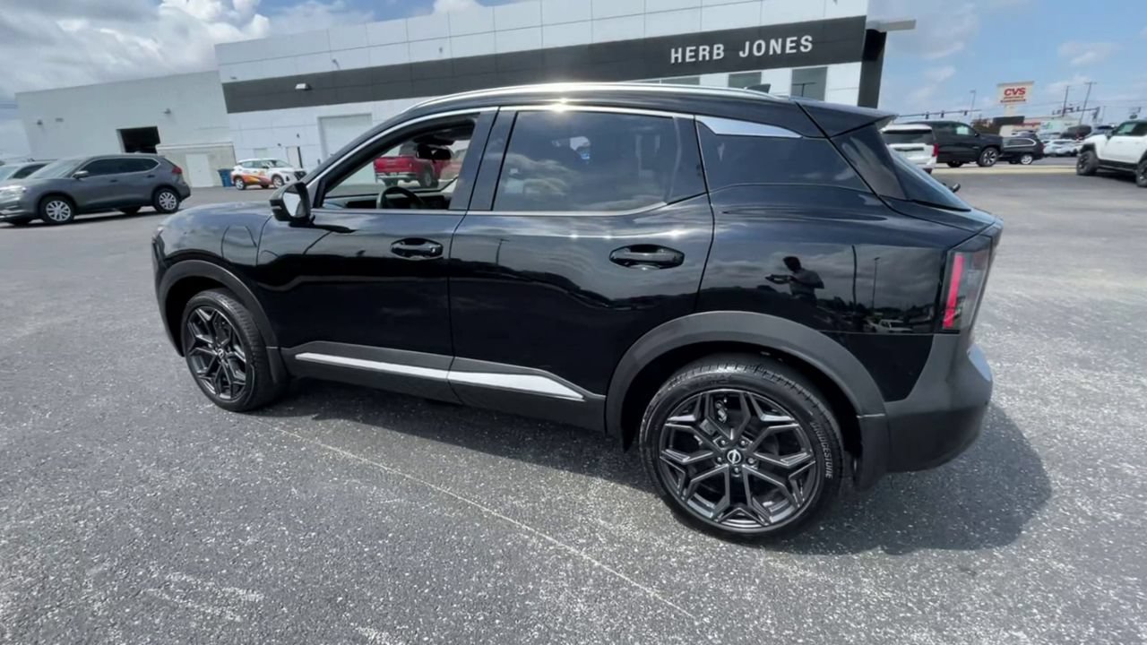 Used 2025 Nissan Kicks SR AWD/4WD image 3