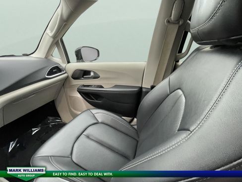 Used 2024 Chrysler Pacifica Touring-L image 32