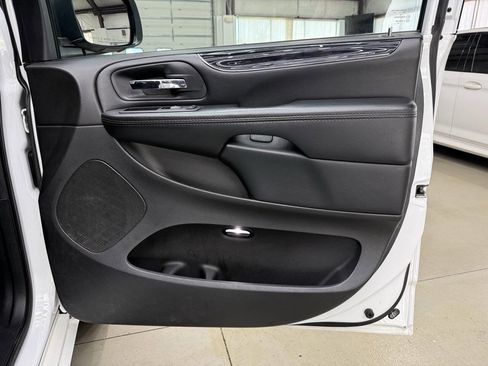 Used 2019 Dodge Grand Caravan SE FWD image 15