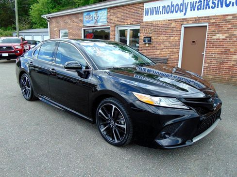 Used 2020 Toyota Camry XSE image 3