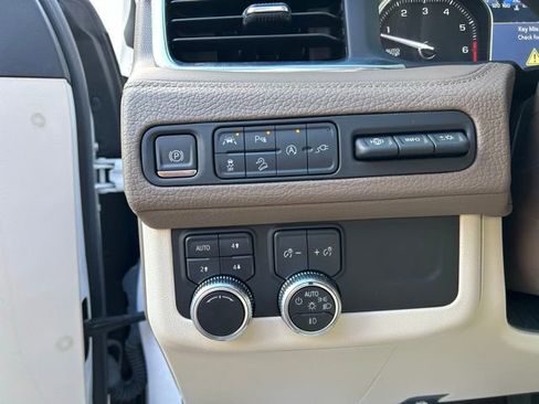 Used 2021 GMC Yukon Denali w/ Denali Premium Package image 39