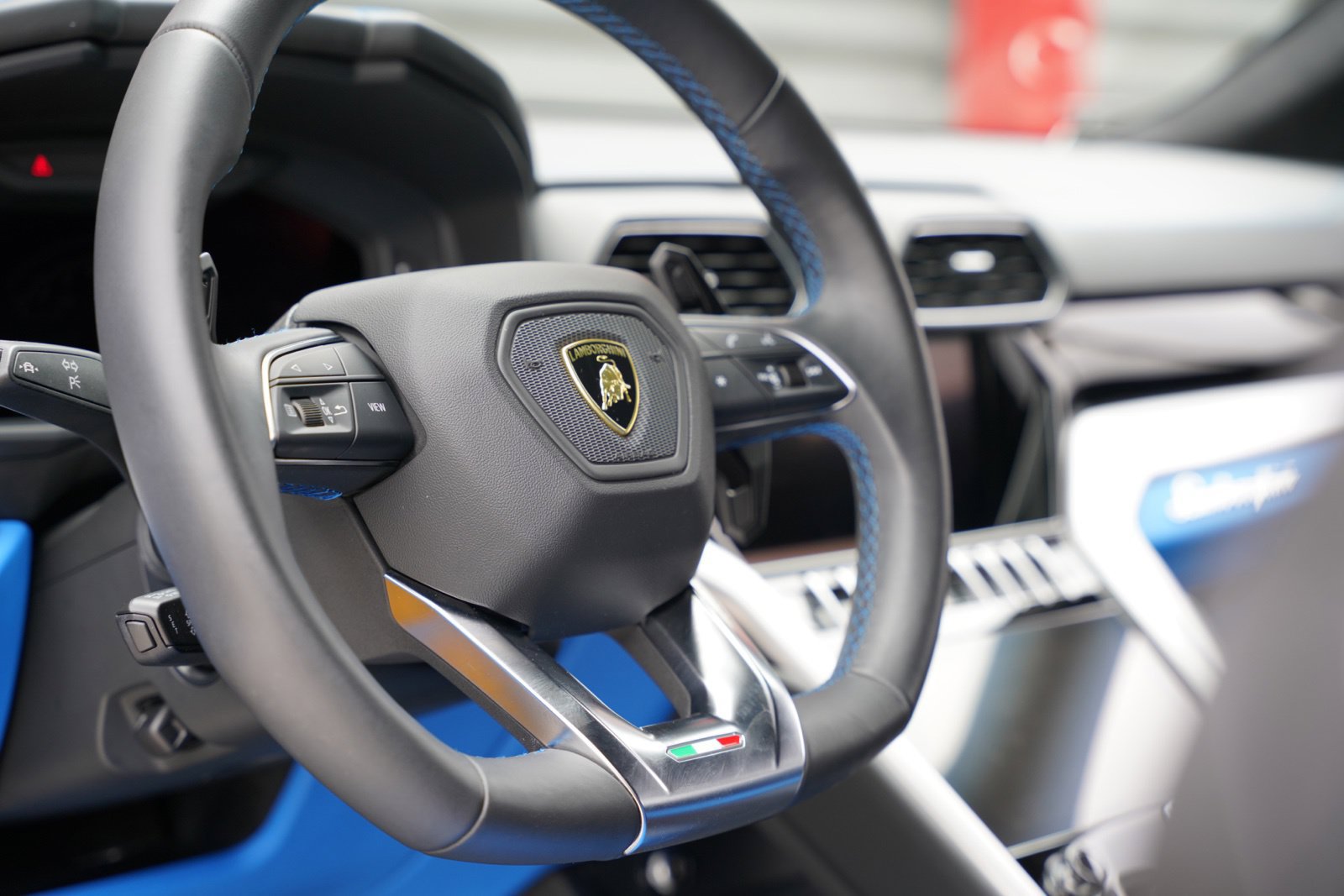 Used 2021 Lamborghini Urus AWD/4WD image 24
