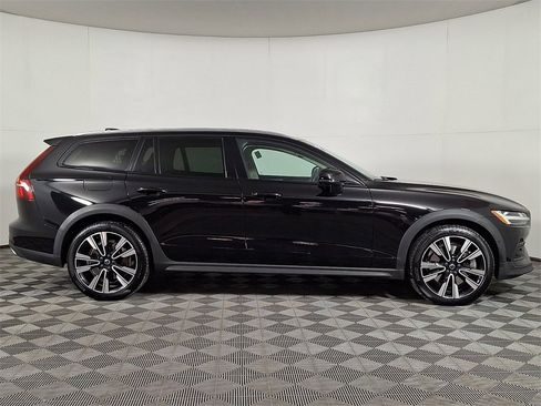 Used 2022 Volvo V60 T5 Cross Country w/ Advanced Package image 11