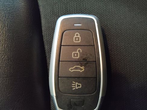 Used 2019 Jeep Cherokee Latitude Plus w/ Comfort/Convenience Group FWD image 32