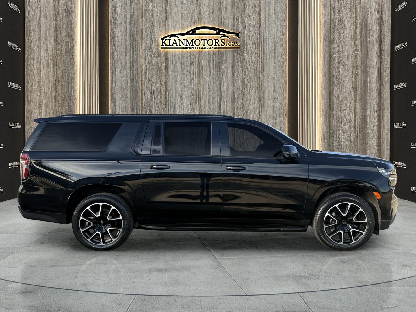 Used 2021 Chevrolet Suburban RST w/ Luxury Package AWD/4WD image 8