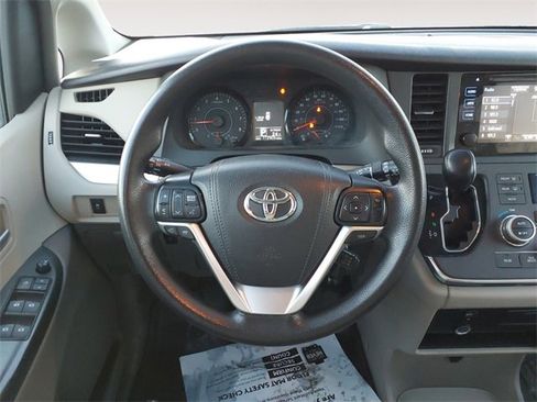 Used 2015 Toyota Sienna LE image 12
