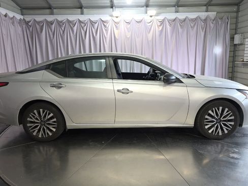 Used 2024 Nissan Altima 2.5 SV FWD image 9
