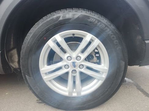 Used 2024 Ford Explorer XLT w/ Equipment Group 202A image 9