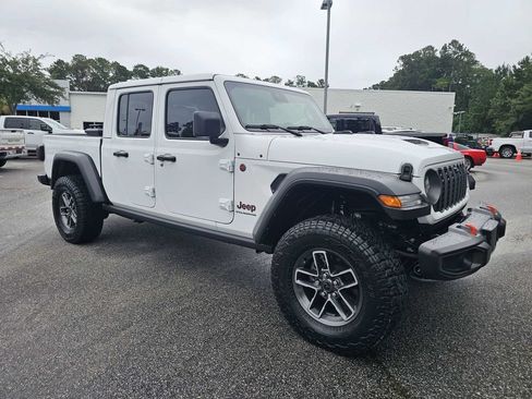 Used 2025 Jeep Gladiator Mojave w/ Technology Group AWD/4WD image 2