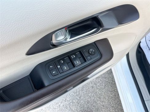 Used 2017 Chrysler Pacifica Touring image 20