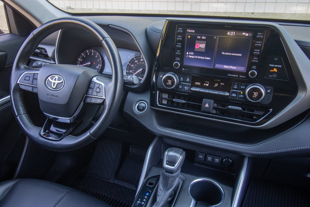 Used 2020 Toyota Highlander XLE FWD image 26