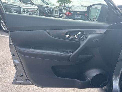 Used 2018 Nissan Rogue SV w/ Premium Package FWD image 10