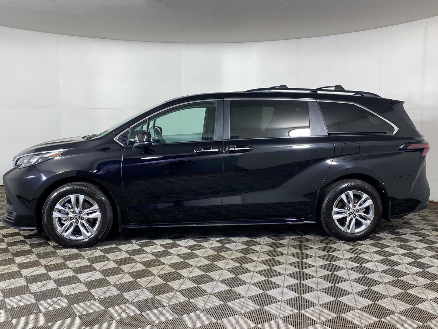 Used 2026 Toyota Sienna XLE AWD/4WD image 3