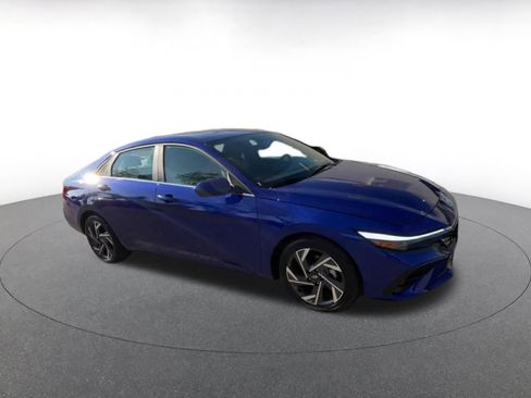 Used 2025 Hyundai Elantra SEL image 2