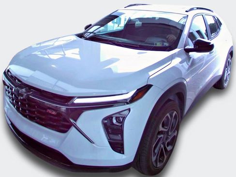 Certified 2024 Chevrolet Trax RS w/ Sunroof Package FWD image 2