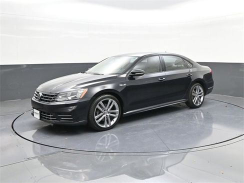 Used 2018 Volkswagen Passat 2.0T image 1