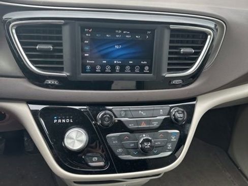 Used 2018 Chrysler Pacifica Touring-L image 12