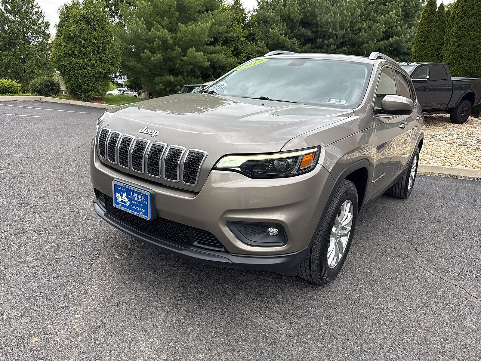 Used 2019 Jeep Cherokee Latitude w/ Cold Weather Group AWD/4WD image 16