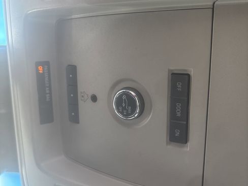 Used 2015 Chevrolet Suburban LT image 22