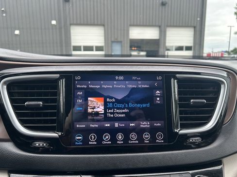 Used 2018 Chrysler Pacifica Touring-L Plus FWD image 13