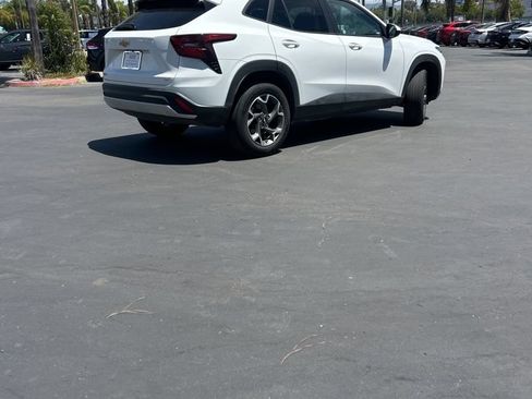 Used 2025 Chevrolet Trax LT w/ LT Convenience Package FWD image 6