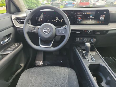 Used 2025 Nissan Kicks SV w/ Charging Package image 10